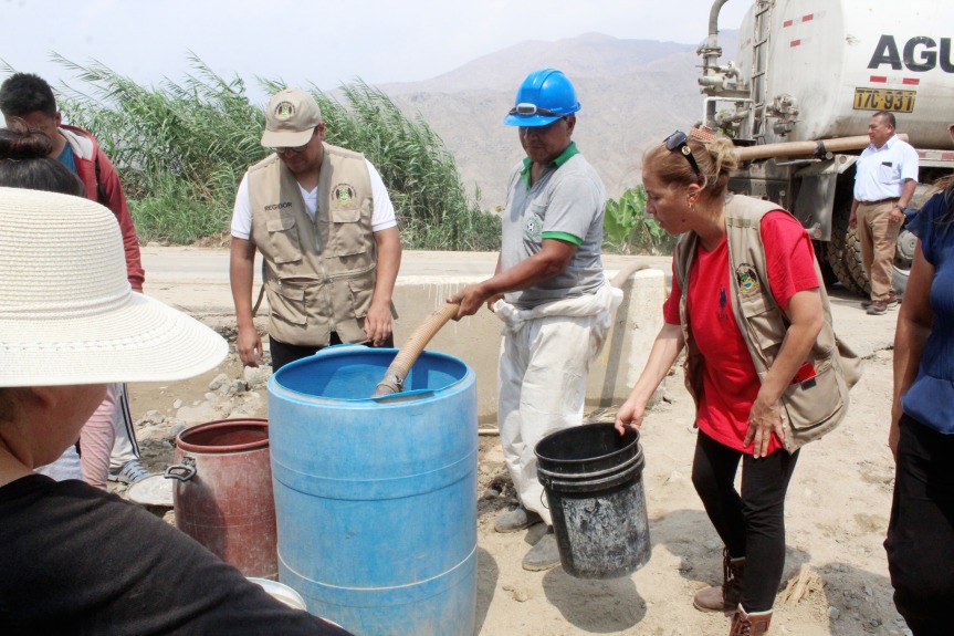 Equipo de regidores lleva ayuda alimentaria al sector “La Mina” en Cuyo